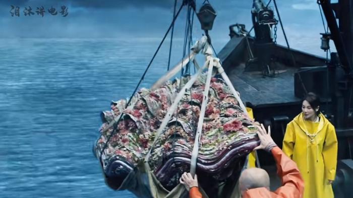 海里捞出上千斤食人蚌，取宝后众人抉择，终放生维护生态 .食人蚌电影-[原创首发]-吾爱文案网