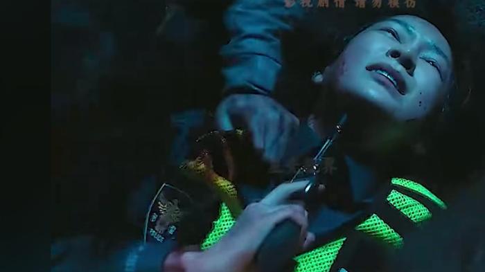 丧尸围城下黄毛与小美绝境求生，历经波折终盼来救援生机 .活着2-[原创首发]-吾爱文案网