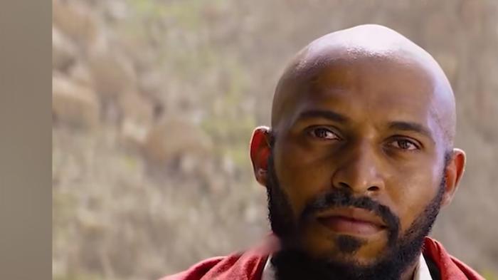 沙漠伏击：士兵绝境求生，装甲车激战武装分子，援军惊险救援 .沙漠伏击-[原创首发]-吾爱文案网