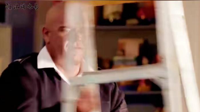 女子遭变态男追杀，阁楼激战、窗外遇险，终凭弓弩逃过生死劫难 .卡雅·斯考达里奥-[原创首发]-吾爱文案网