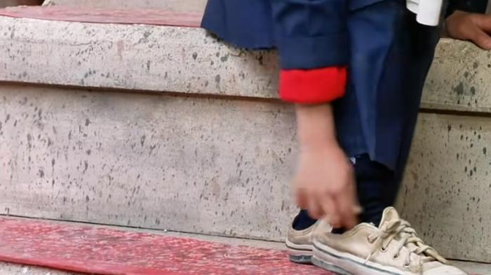 伊朗电影《小鞋子》：兄妹换鞋上学，长跑夺冠背后是爱与成长 .小鞋子大结局爸爸带鞋子回去-[原创首发]-吾爱文案网