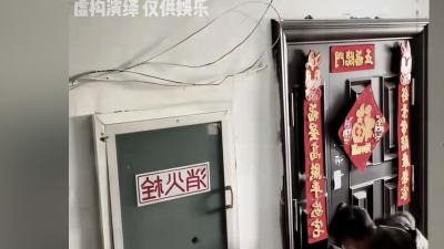 黑衣男子忘带钥匙请开锁师傅，折腾多次终懂“技术活”还忘取钥匙 .小孩叫开锁师傅开人家锁后续
