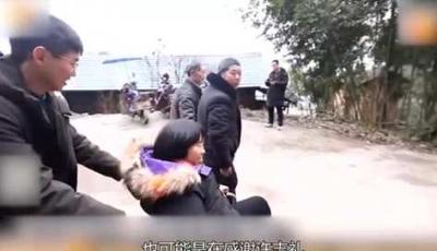 33女儿出嫁26年没回过家，看到被抱下车，老父亲哽咽了纪录片感人寻情记-原创解说文案