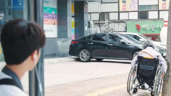 男孩热心助老奶奶却遭算计，善良竟成伤害自己的利刃 .男孩推轮椅老太太结局-[原创首发]-吾爱文案网