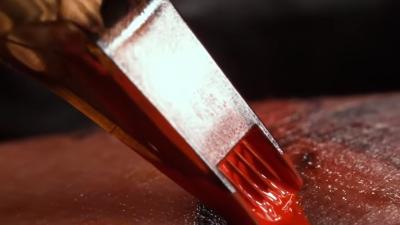 纹身过程揭秘：刺入千万针、难掉色，纹身前需慎重考虑 .纹身视频