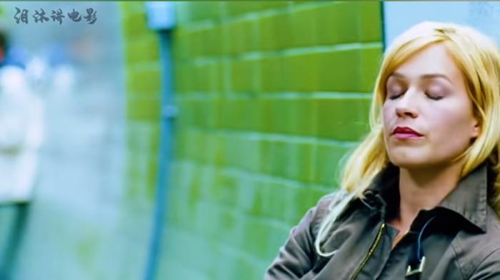 女子地铁站午睡后被困，遇变态险遭不测，神秘力量助其逃生 .地铁惊魂结局-[原创首发]-吾爱文案网