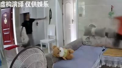 监控记录熊孩子偷看电视趣事、识货推荐及墓地“整顿”奇闻 .偷看电视的小男孩