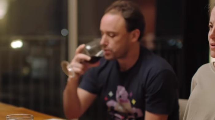 中年夫妻羡慕对面情侣激情，后知平淡生活才是他人所向往 .邻居的窗-[原创首发]-吾爱文案网