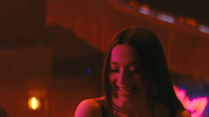 脱衣舞女与富二代的荒唐爱恋，阶层差异下灰姑娘梦碎后的孤独依偎 .lisalv三公子-[原创首发]-吾爱文案网