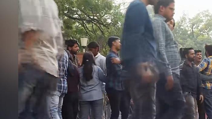 印度励志电影：马诺基历经坎坷考公上岸，诠释有志者事竟成的传奇 .12年级的失败-[原创首发]-吾爱文案网