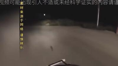 小伙深夜骑车遇诡异女孩追杀，李中平类似经历离奇，真假难辨 .大叔夜晚骑摩托车遇到女鬼