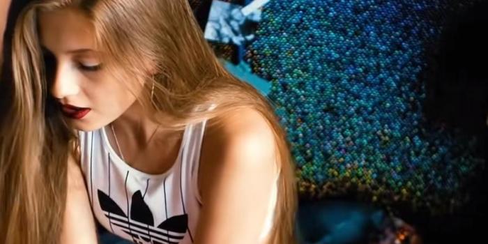 女孩玩冒险游戏引西施加入，西施憋晕后变美人鱼，终在闺蜜帮助回大海 .卢娜·韦德勒-[原创首发]-吾爱文案网