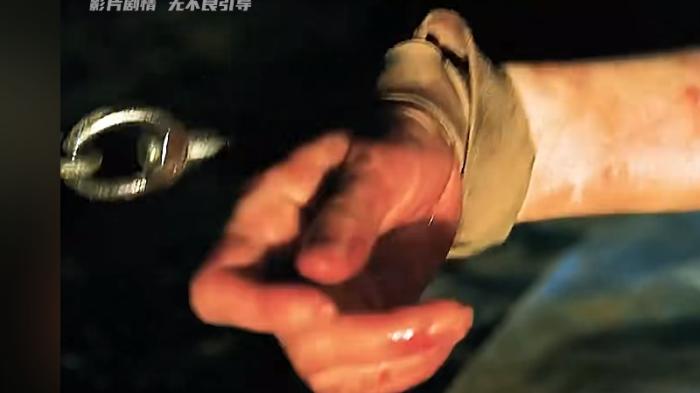 校车司机老王连环作案害小美，其未婚夫阿贤复仇却让自己陷入深渊 .看见恶魔花絮-[原创首发]-吾爱文案网