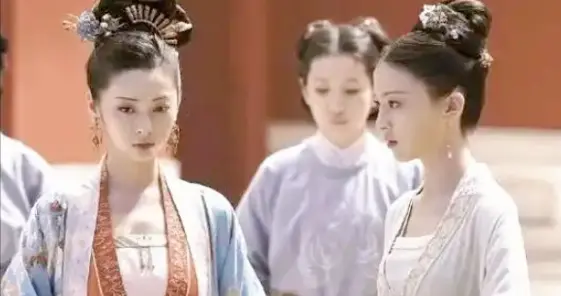 大臣出征前要皇帝的俩妃子，皇帝笑而不语，回京后不久大臣被赐死