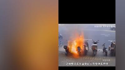 惊！电动车10秒爆燃，劣质电池成祸首，夏季需关注火灾防范 .铅酸电池会自燃吗