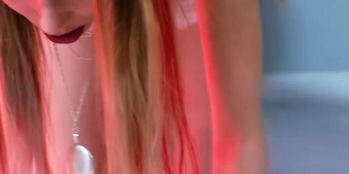 女孩误饮不明液体后身体突变，最终被蜻蜓DNA感染变身“蜻蜓侠”拯救世界 .修复电影解说-[原创首发]-吾爱文案网