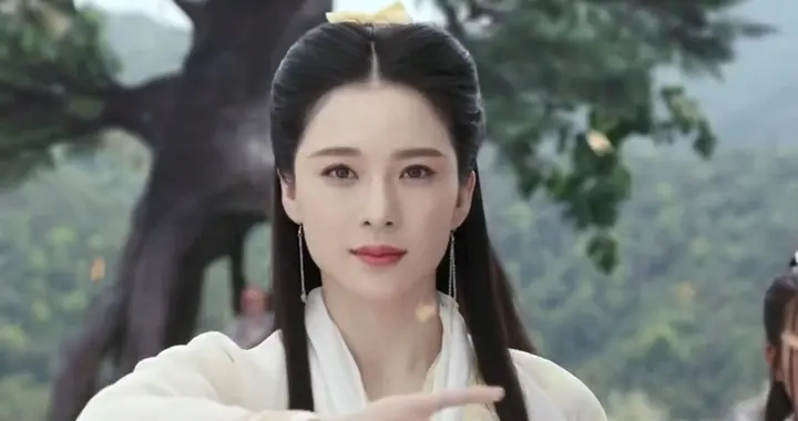 难怪金庸不让张无忌娶黄衫女，你看黄衫女是谁所生？黄蓉道出关键