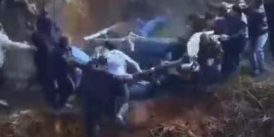 2002年农村真实抬棺事件：小伙不懂禁忌遇诡异，乔六爷出面化解 .抬棺材出事视频