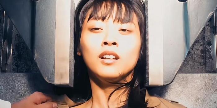 奇葩！女孩被老村医用老虎钳瘦脸历经折磨，竟整容成功过上新生活 .瘦脸电影-[原创首发]-吾爱文案网