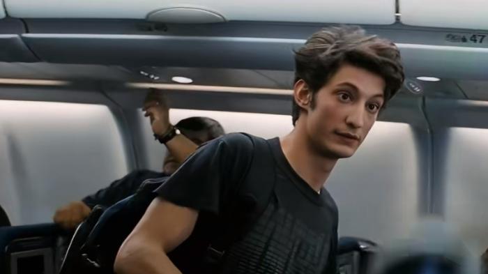 飞机上结缘的尼克与艾拉，历经波折后勇敢抛开世俗枷锁坚定相拥 .20岁的差距-[原创首发]-吾爱文案网