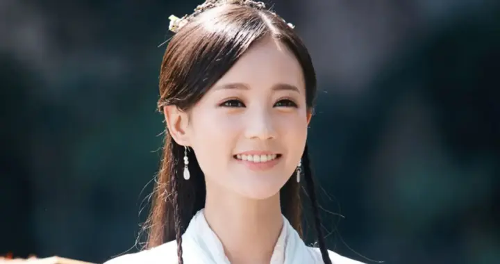 金庸赐她连黄蓉都羡慕的美貌，她却瞒着丈夫，和恩师诞下爱的结晶