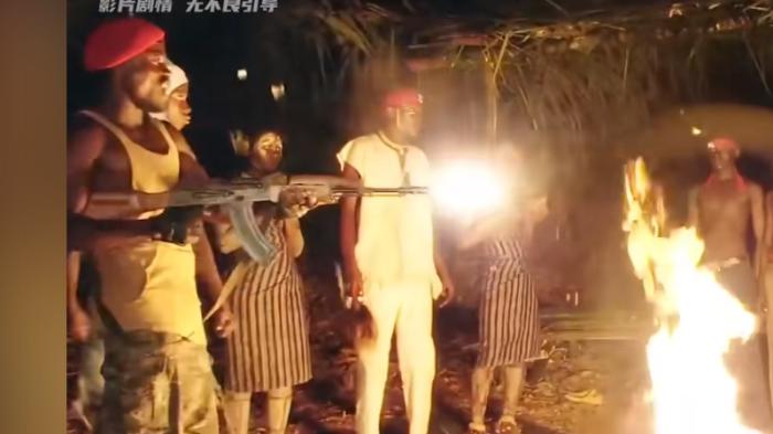 《疯狗强尼》展现非洲童子军残酷战争经历，揭示战争对人性的扭曲   .疯狗强尼-[原创首发]-吾爱文案网