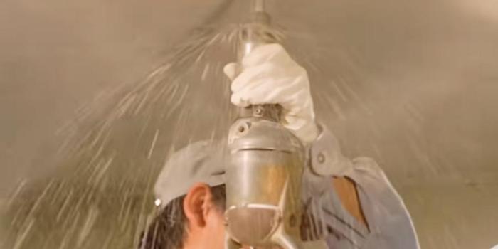 小偷打穿马桶窥视闺房偷钻石项链，历经波折终暴露撒腿而逃 .罗兰-[原创首发]-吾爱文案网