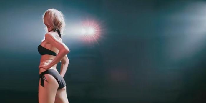 选美冠军女孩猝死重生后与遗体美容师尼克历经波折终在花海相拥 .布莱克·莱弗利-[原创首发]-吾爱文案网