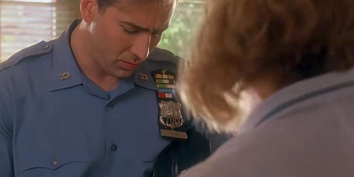 警察中奖后坚守承诺分奖金给服务员，历经波折与服务员终成佳话 .倾城佳话-[原创首发]-吾爱文案网