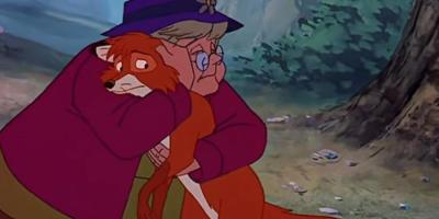 喂养十年的狐狸被老人放逐后历经波折，最终感化猎人放弃捕猎   .狐狸与猎狗