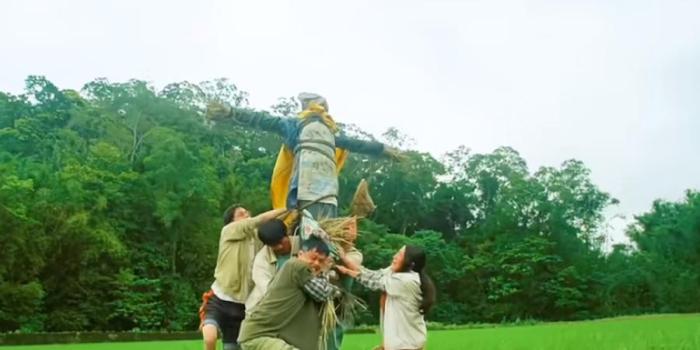 残疾人被制稻草人藏钻石，辅警惊现，黑老大搅局后携宝成首富 .稻草人电影美国版-[原创首发]-吾爱文案网