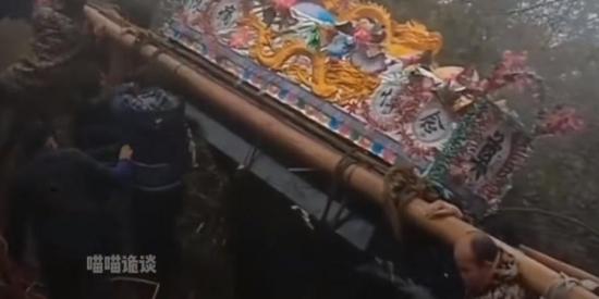 马蓉村偷葬遇诡异：抬棺禁忌被触，棺材异动终因老人化解入土 .四王抬棺
