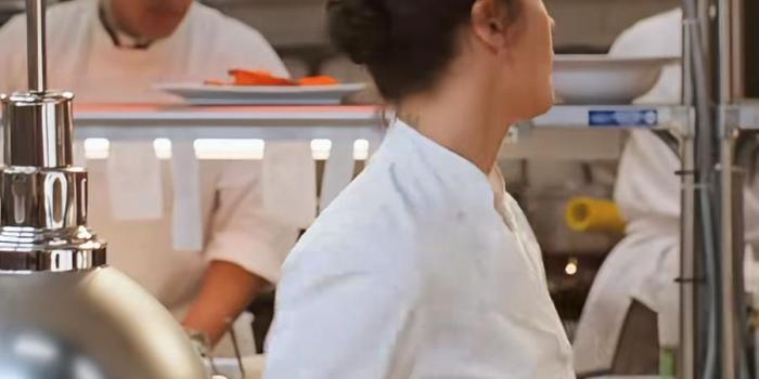 孤傲厨师艾拉历经生活波折、情感纠葛，终与尼克携手开温馨餐厅 .凯瑟琳泽塔琼斯-[原创首发]-吾爱文案网