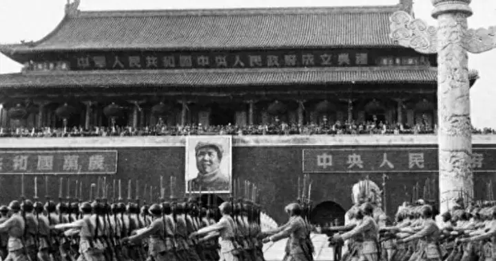 50年我军一混血将军来到天安门，毛主席与其交谈后大怒：太不像话