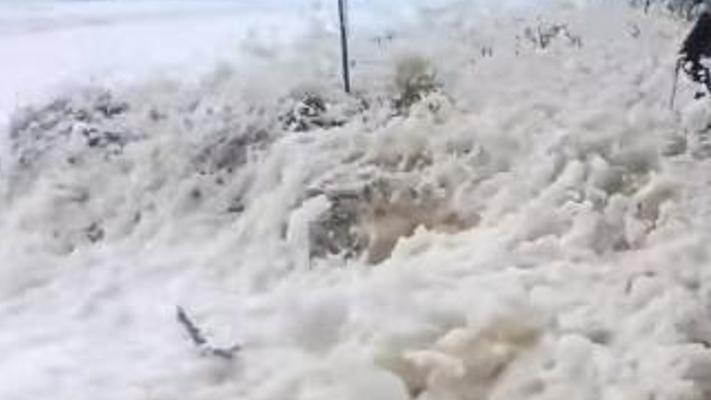 探秘全球四大震撼自然奇景：泡沫狂潮、千米蛛网与冰火惊魂