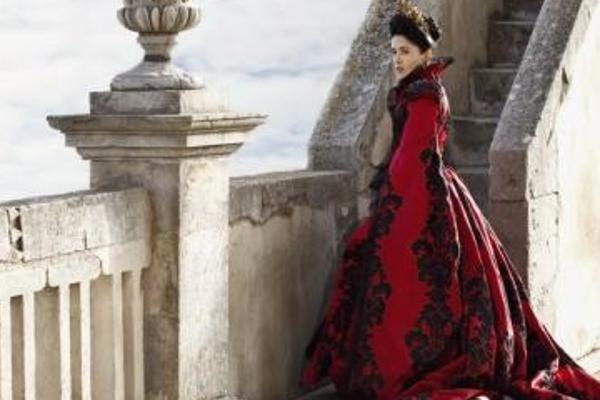 《女王》：王室尊严与民意浪潮下的权力博弈与内心挣扎