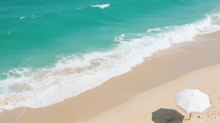 绿松石海浪拍打沙滩配白伞鸟瞰美景