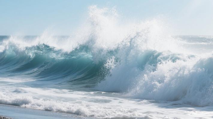 巨浪冲击海岸水花飞溅中等镜头高清素材