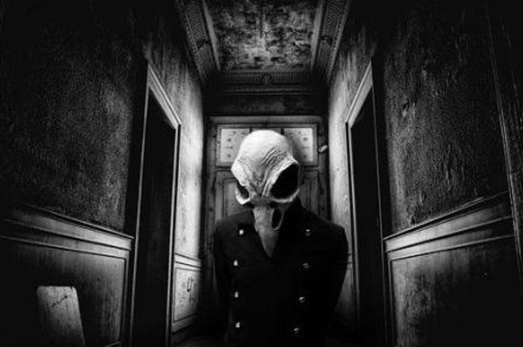 《隔壁的致命陷阱：记者的惊悚探秘之旅》