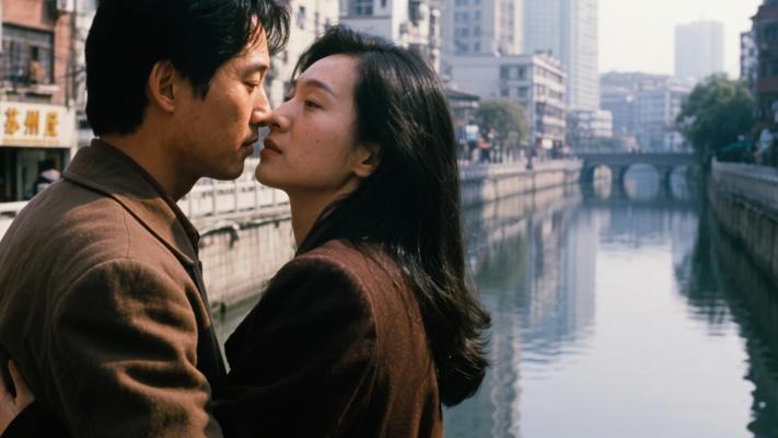 《苏州河》：流淌在城市血脉里的爱情挽歌与现实寓言