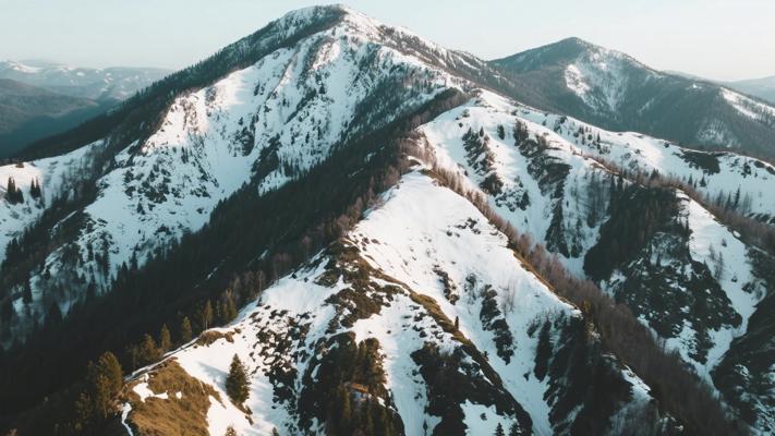 潘宁拍摄山上残雪高清素材镜头文案