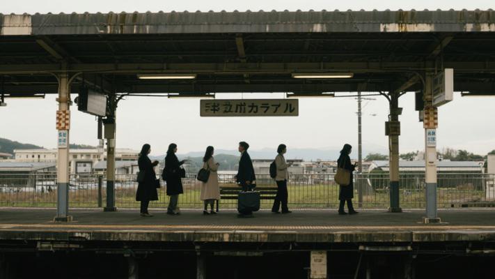 车站：演绎人间悲欢的时光舞台