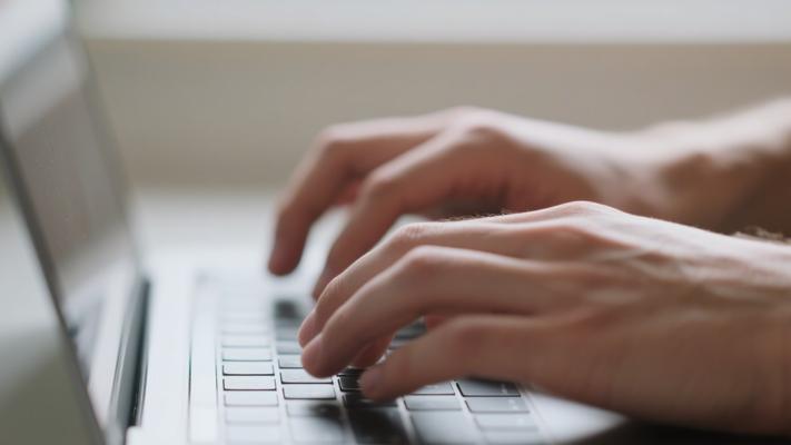 年轻人笔记本电脑键盘打字特写镜头素材