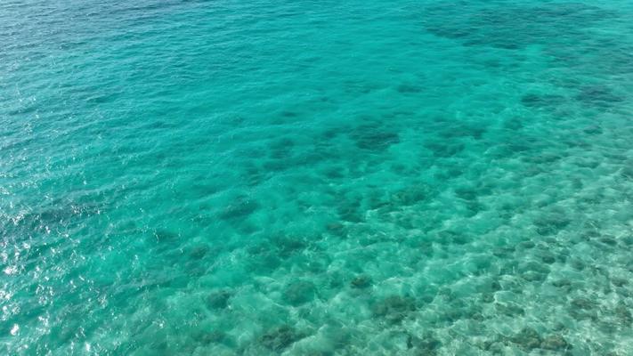 航拍视角下清澈海水绝美风光素材