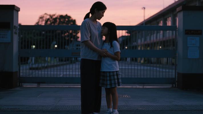 校门口的等待：藏在暮色里的母女深情