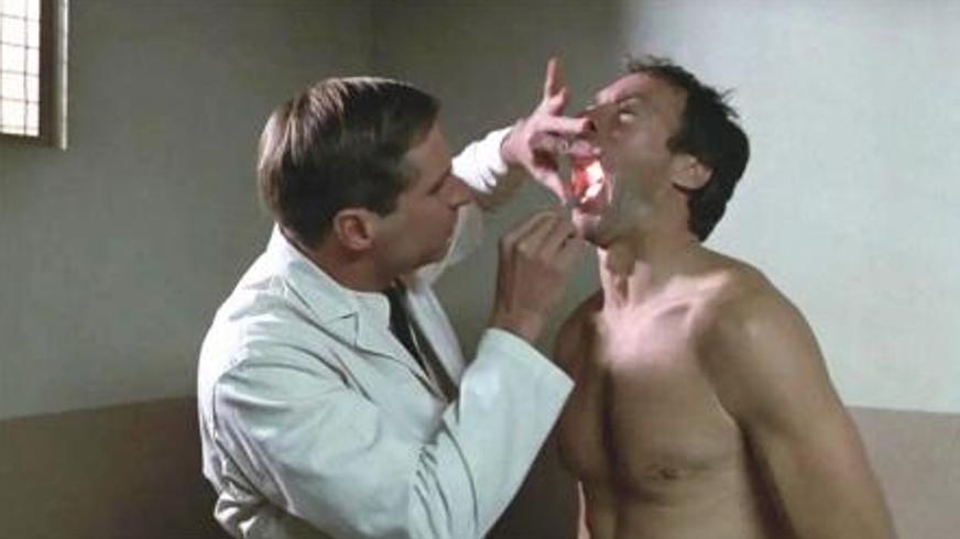 《逃出亚卡拉》：史上最牛越狱犯用指甲刀凿穿地狱岛