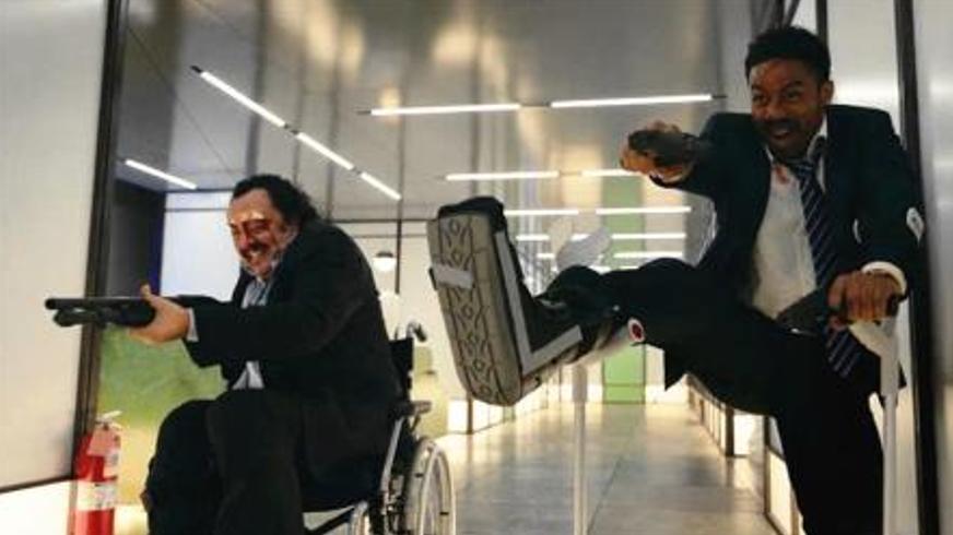 《火药奶昔》：母女杀手联盟的暴力美学与救赎之路