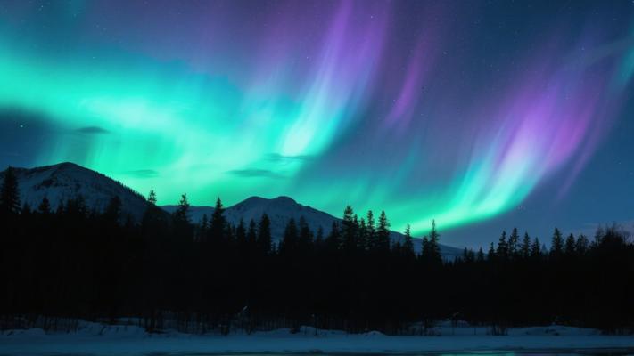 绝美北极光与山林剪影交织的梦幻画面