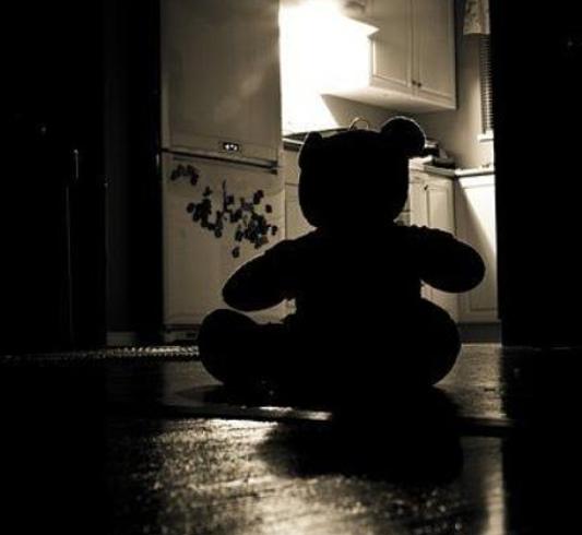 《鬼宅探秘：木屋里的虫蛊与血色痣印》