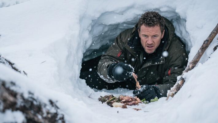 贝爷阿尔卑斯求生记：暴风雪中雪洞被困与荒野觅食